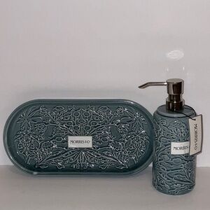 MORRIS & Co.GREEN HYACINTH ETCHED 2pc.CERAMIC SOAP DISPENSER 14” TRAY SET NWT